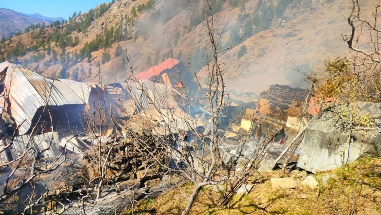 Shimla: कोटखाई के बड़वी गांव में दिल दहला देने वाली आग: चार मकान राख, आठ परिवार एक पल में बेघर, करोड़ों का नुकसान