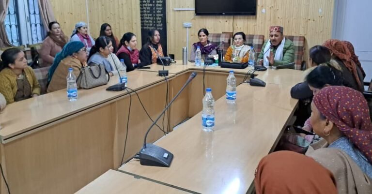 Rampur Bushahr: आंगनबाड़ी कार्यकर्ताओं ने मानदेय बढ़ोतरी व ग्रेच्यूटी को लेकर भरी हुंकार, दिल्ली में धरने की चेतावनी