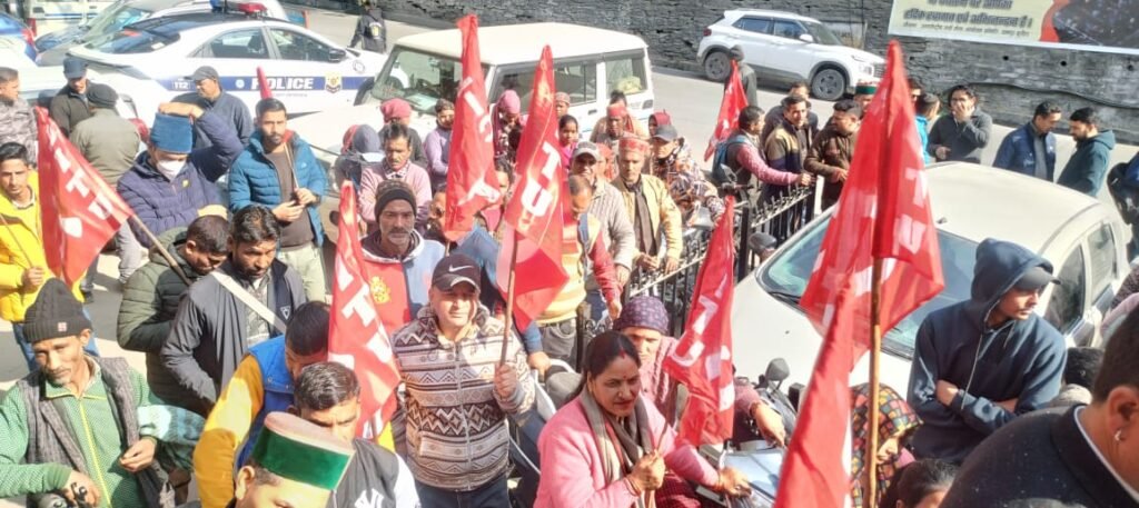 Rampur Bushahr: रामपुर में सीटू का जोरदार प्रदर्शन, चार लेबर कोड और वीबी–जी–राम–जी विधेयक के खिलाफ प्रतियां जलाईं