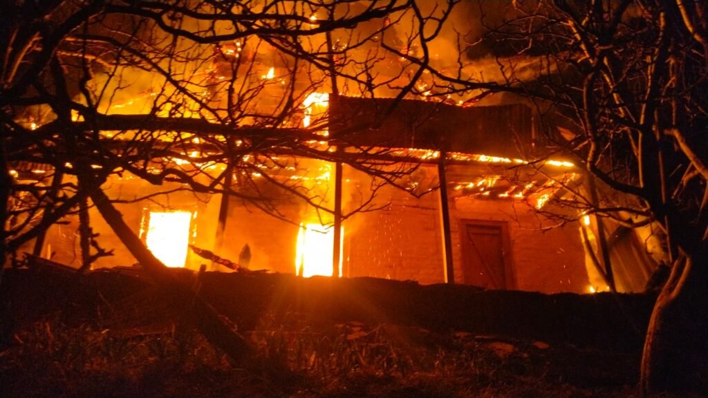 Fire Incident Rohru : टिक्कर तहसील के बटाडा गांव में आग से दो मंजिला मकान राख