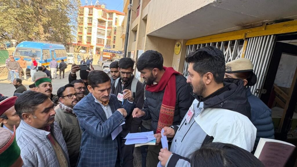 Shimla: एसएफआई ने एचपीयू में छात्र मांगों को लेकर ईसी उम्मीदवारों को सौंपा ज्ञापन, छात्र संघ चुनाव बहाली सहित कई मुद्दे उठाए