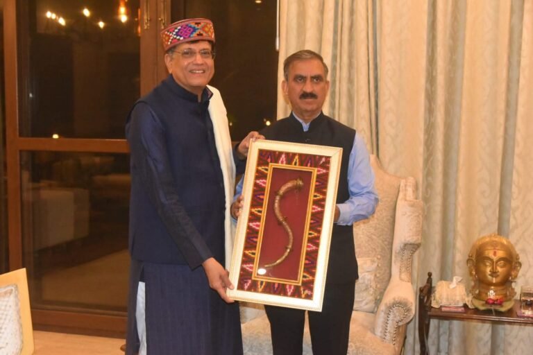 Shimla: पीक सीज़न में सेब आयात पर प्रतिबंध की मांग, मुख्यमंत्री सुक्खू ने केंद्रीय मंत्री पीयूष गोयल से की मुलाकात