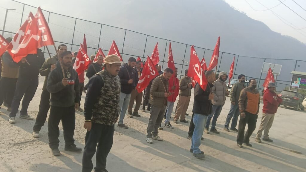 Kullu: लुहरी प्रोजेक्ट 210 मेगावाट स्टेज-1 में मजदूरों का धरना, एसजेवीएनएल व पटेल कंपनी पर वेतन और श्रमिक हितों की अनदेखी का आरोप