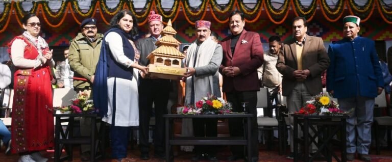 Kullu: मनाली में 250 करोड़ रुपये से विकसित होगा रिवर फ्रंट, मुख्यमंत्री ने किया विंटर कार्निवल-2026 का शुभारंभ