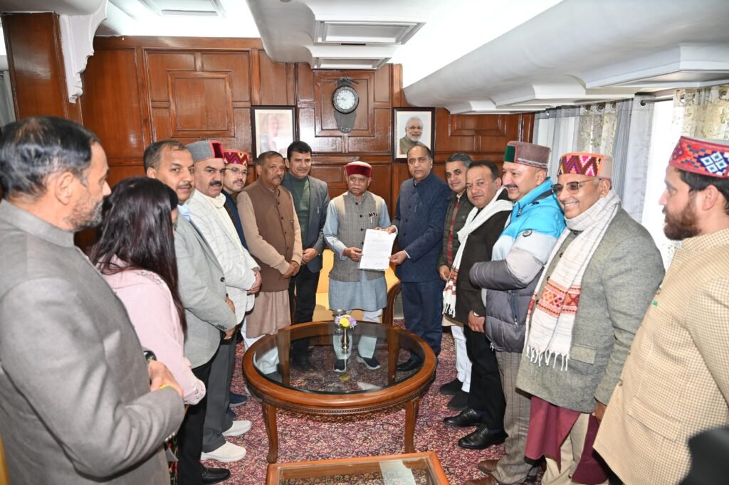 Himachal Politics : विधायक निधि रोकने का आरोप, भाजपा विधायक दल पहुंचा राजभवन