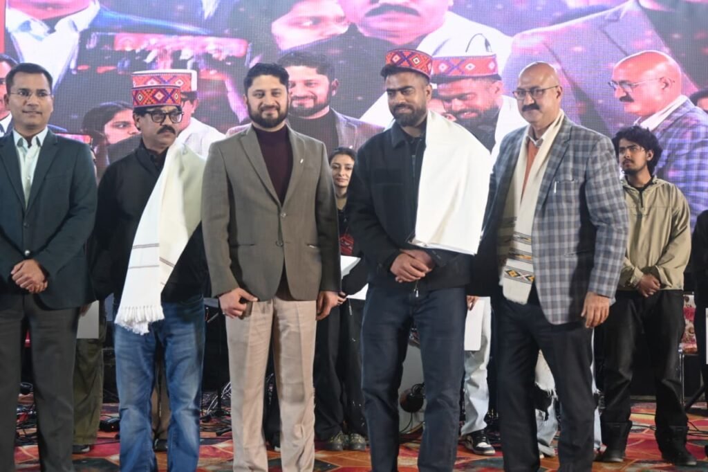 Mandi: वॉल पेंटिंग प्रतियोगिता में सोलन के यश ठाकुर और विकास खाम की पेंटिंग प्रथम
