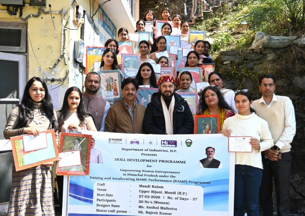 Mandi: मंडी कलम शिल्प कार्यशाला का समापन, उपायुक्त अपूर्व देवगन ने प्रतिभागियों को किया सम्मानित