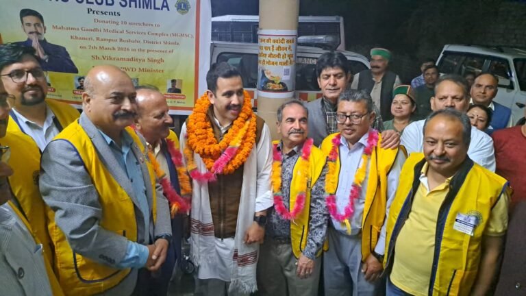 Rampur Bushahr : लायंस क्लब शिमला ने महात्मा गांधी चिकित्सा सेवा परिसर खनेरी को 10 स्ट्रेचर दिए