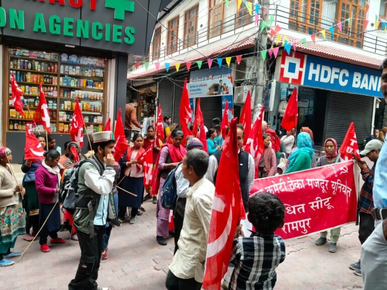 Rampur Bushahr : फरवरी का वेतन न मिलने पर ठेका मजदूरों का नगर परिषद के बाहर प्रदर्शन