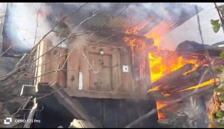 रोहड़ू के गोसक्वाड़ी में भीषण आग, मकान और अनाज का कुठार राख