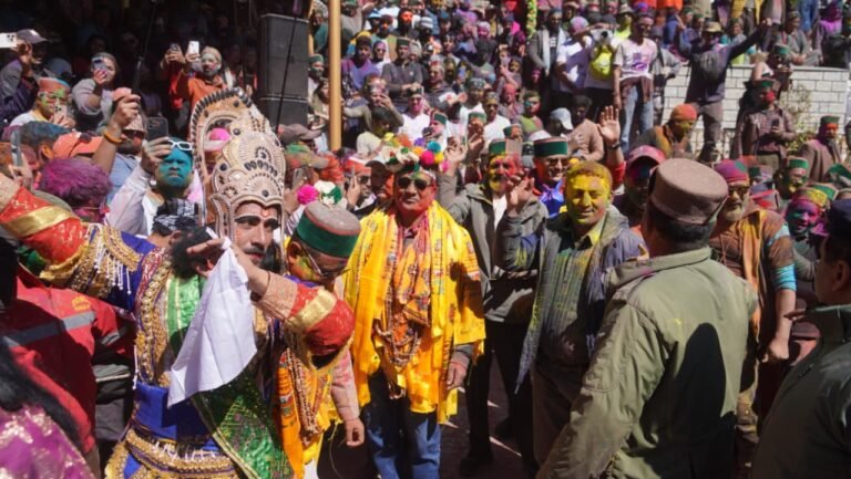 जगत सिंह नेगी ने सांगला वैली के जिला स्तरीय होली उत्सव के समापन समारोह में की शिरकत