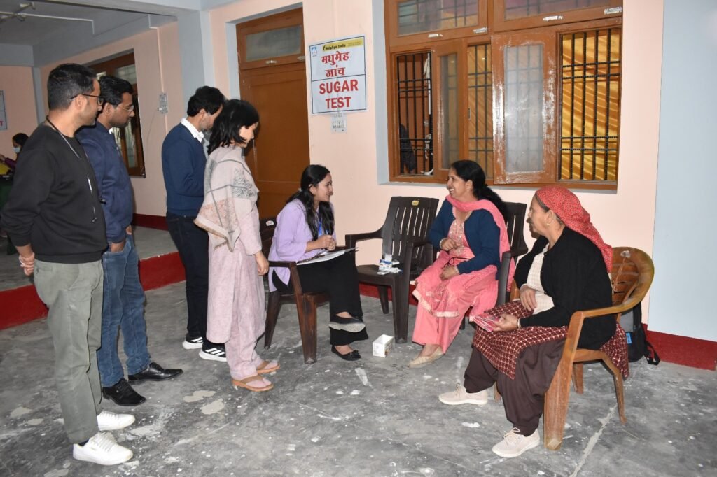 Rampur Bushahr: निःशुल्क स्वास्थ्य शिविर में 240 लोगों की जांच, विशेषज्ञ डॉक्टरों ने दी सेवाएं