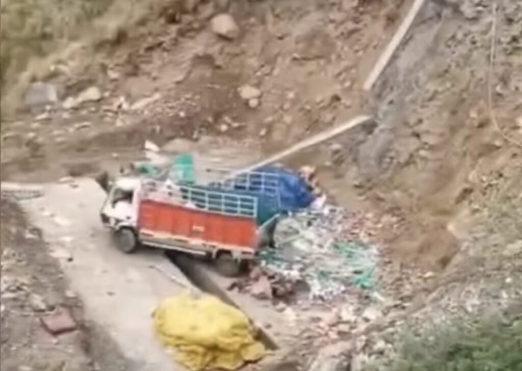 Rampur Bushahr: रामपुर में दर्दनाक हादसा: ट्रक खड्ड में गिरा, चालक की मौत