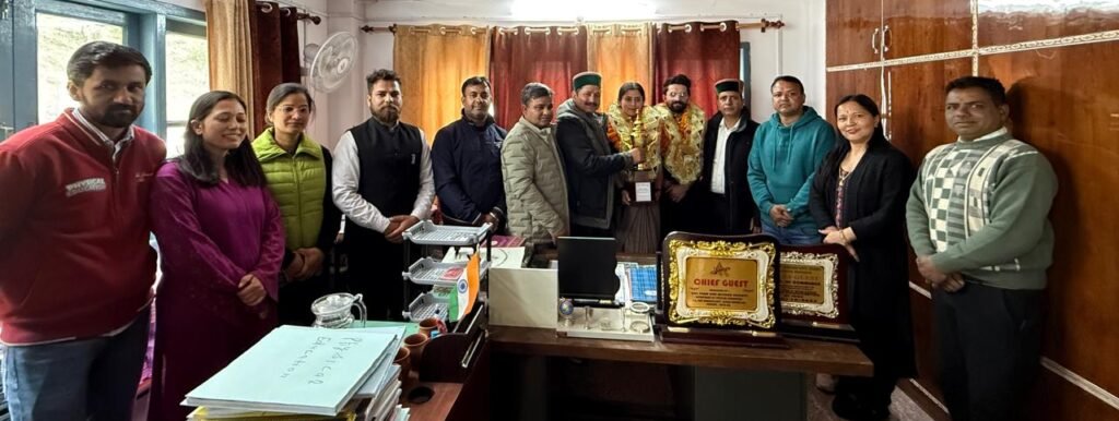Rampur Bushahr: अंतर विश्वविद्यालय वाद-विवाद प्रतियोगिता में रामपुर के छात्रों ने जीता रजत पदक, हुआ भव्य स्वागत