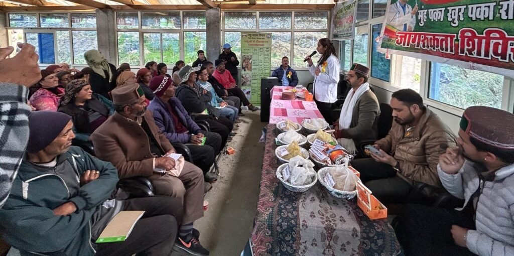Rampur Bushahr: ग्राम नरैण में FMD-जागरूकता एवं पशु स्वास्थ्य कार्यक्रम का आयोजन