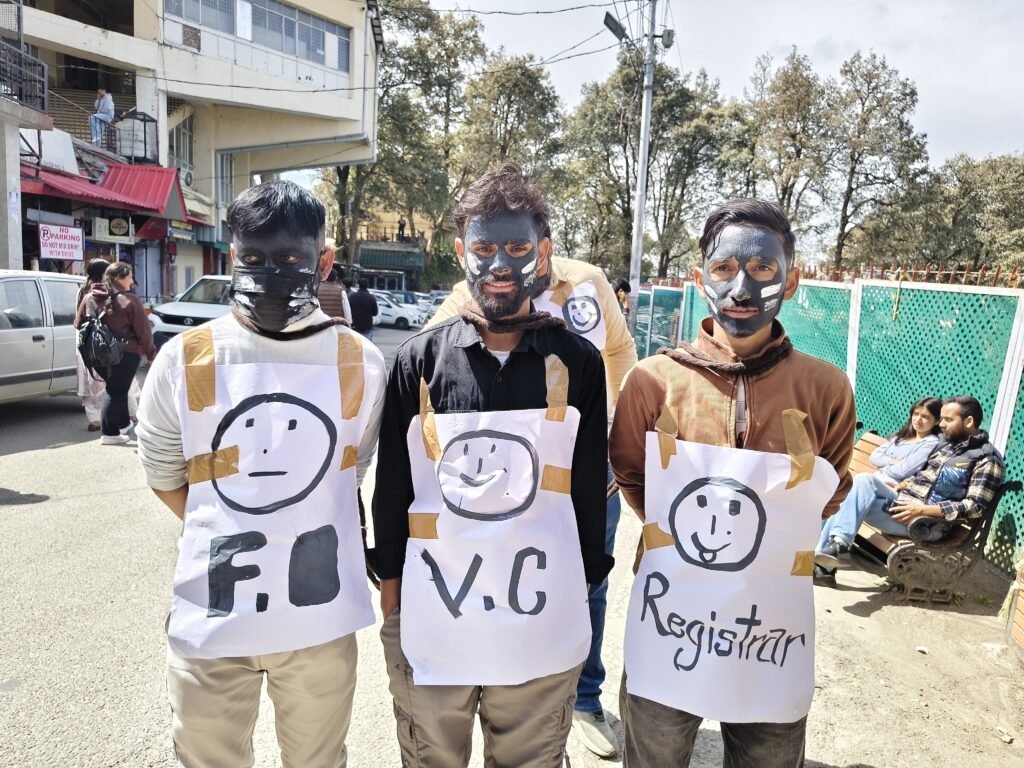 HPU: एचपीयू में SFI का धरना-प्रदर्शन, मूलभूत सुविधाओं और भर्तियों को लेकर उठाई आवाज