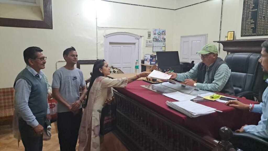 Rampur Bushahr: रामपुर में नामांकन की शुरुआत: भाजपा-कांग्रेस के 6 प्रत्याशी मैदान में