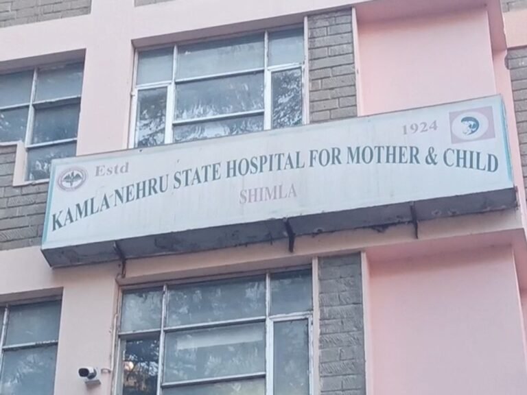 Shimla : केएनएच से गायनी ओपीडी शिफ्ट करने पर महिलाओं का विरोध, सरकार के खिलाफ प्रदर्शन