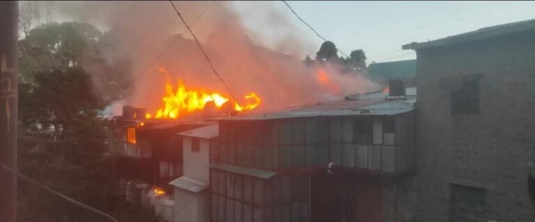 Solan : कसौली हेरिटेज मार्केट में भीषण आग, 8 दुकानें जलकर राख; सिलेंडर धमाकों से करोड़ों का नुकसान