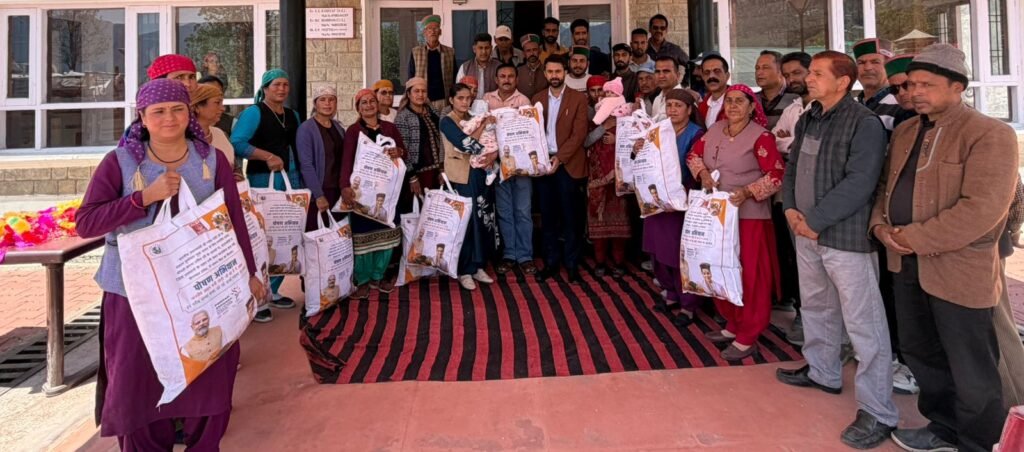 Rampur Bushahr: देवठी व तकलेच में पोषण किटों का वितरण, कौल सिंह ने ‘कुपोषण मुक्त भारत’ अभियान को बताया जन-जन का दायित्व