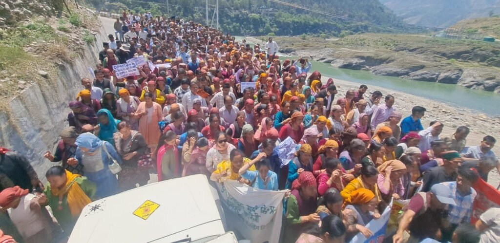 Rampur Bushahr: दत्तनगर मिल्क प्लांट के बाहर दुग्ध उत्पादकों का प्रदर्शन, मांगें पूरी न होने पर आंदोलन तेज करने की चेतावनी