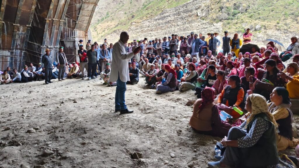 Rampur Bushahr: लुहरी हाइड्रो प्रोजेक्ट प्रभावितों का उग्र प्रदर्शन, काम ठप; मुआवजे और रोजगार को लेकर फिर उठी आवाज