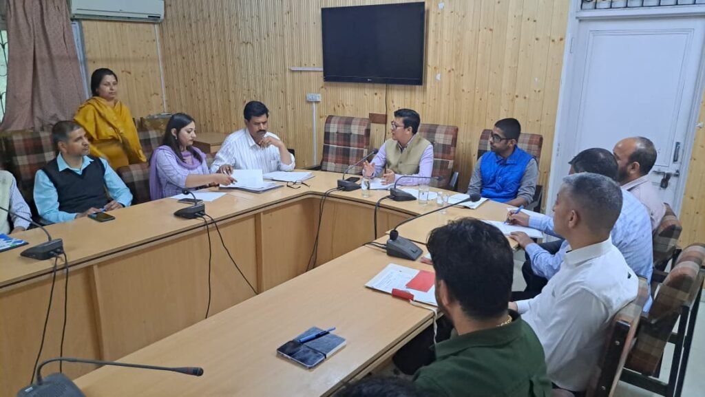 Rampur Bushahr: मतदान से पहले सभी केंद्रों पर मूलभूत सुविधाएं सुनिश्चित करें: एसडीएम हर्ष अमरेंद्र सिंह