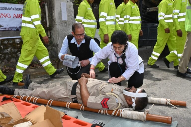 Kangra Earthquake Mockdrill : भूकंप आए तो क्या करें? बिलासपुर में मॉक ड्रिल से लोगों को सिखाए गए उपाय