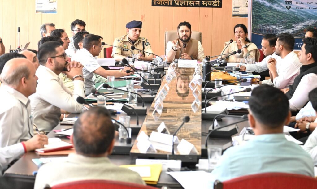 Mandi: मानसून-2026 की तैयारी तेज: आपदा प्रबंधन पर जिला स्तरीय कार्यशाला, समन्वित कार्रवाई पर जोर
