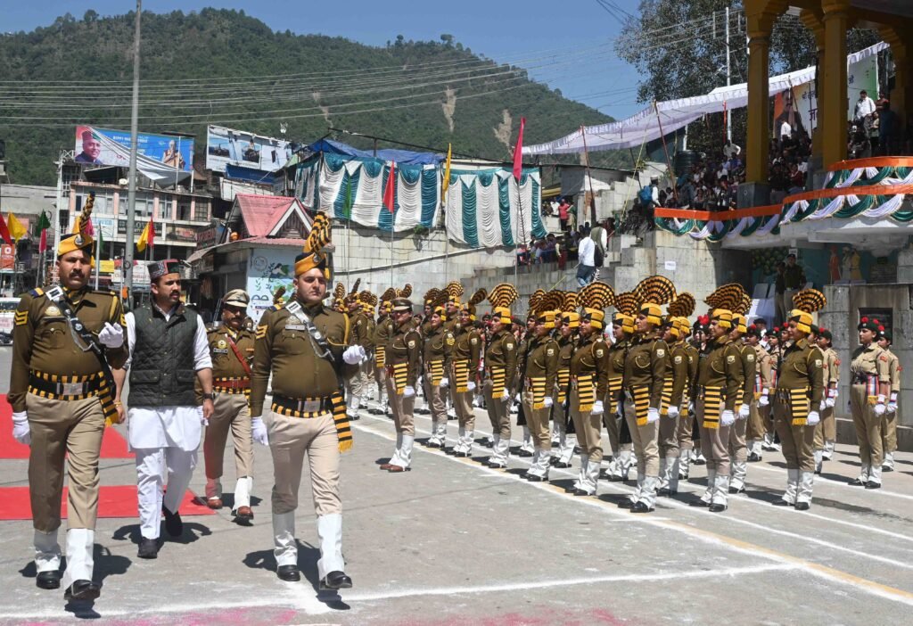 Mandi: मंडी में हिमाचल दिवस समारोह: मंत्री विक्रमादित्य सिंह ने फहराया तिरंगा, भुभुजोत टनल की DPR शुरू