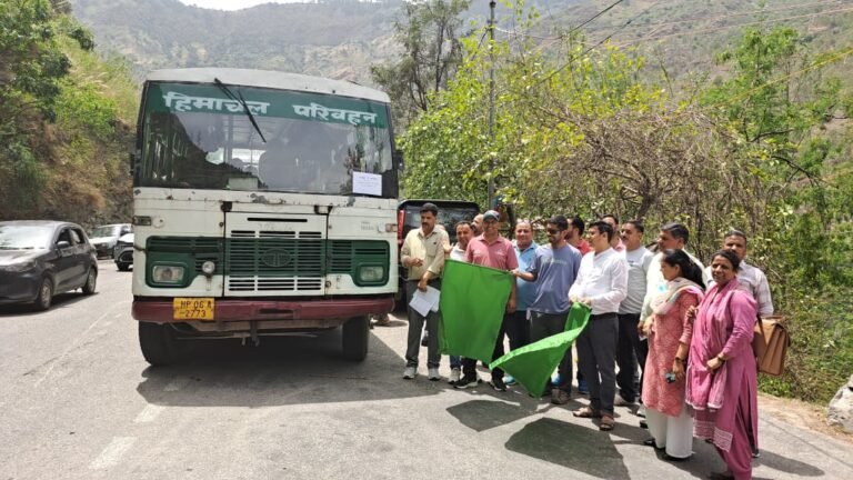 Election: एसडीएम ने हरी झंडी दिखाकर पोलिंग पार्टियों को चुनाव सामग्री के साथ किया रवाना