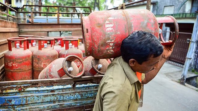 LPG Gas Cylinder Price Hike: घरेलू गैस सिलेंडर 29 रुपये महंगा, तीन महीने में 89 रुपये बढ़े दाम