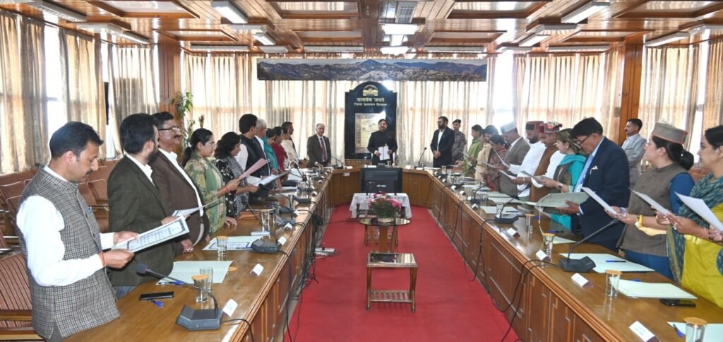 Oath: उपायुक्त अनुपम कश्यप ने शिमला जिला के नवनिर्वाचित जिला परिषद सदस्यों को दिलाई शपथ