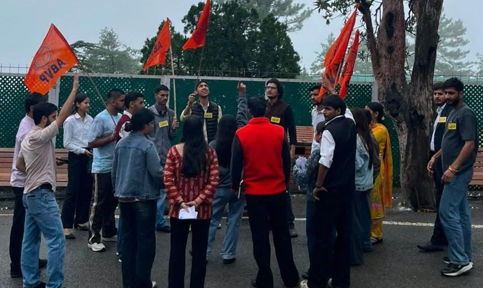 HPU Shimla में फीस वृद्धि के खिलाफ ABVP का हल्ला बोल: माइग्रेशन और एग्जाम फीस बढ़ाने पर भड़के छात्र