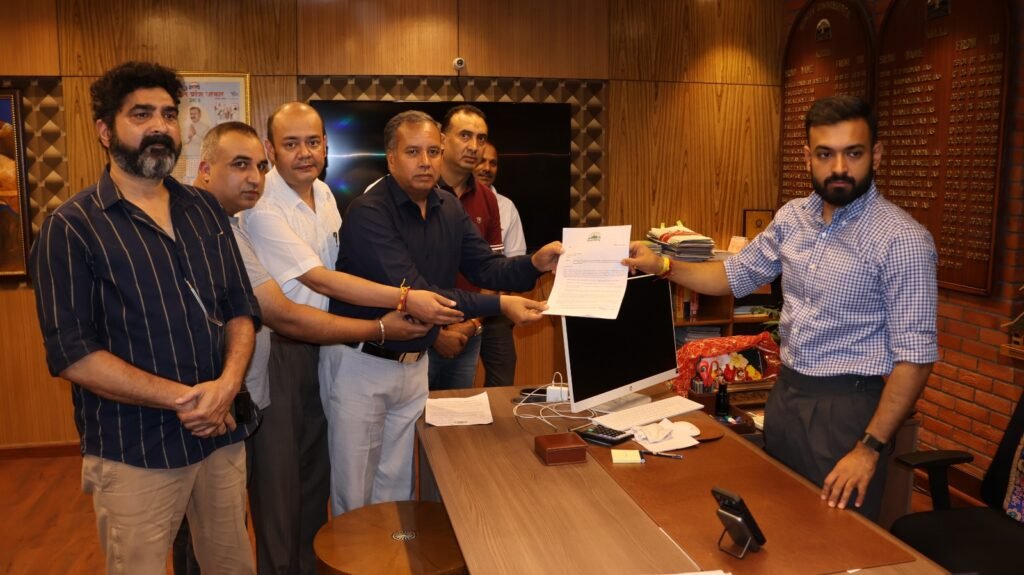 Kullu News : भूस्खलन के खतरे से सहमे ग्रामीण, मुख्यमंत्री को भेजा ज्ञापन; स्थायी समाधान की उठाई मांग