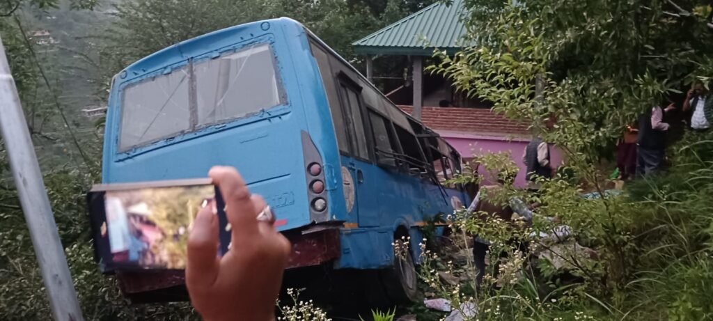Shimla News: ननखड़ी में HRTC बस 100 फीट गहरी खाई में गिरी, कंडक्टर समेत 2 की मौत; 20 यात्री घायल