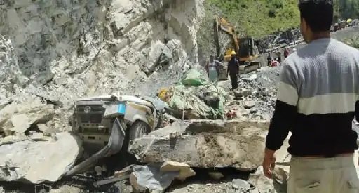Himachal : लाहौल में बड़ा हादसा: संसारी-किलाड़ मार्ग पर टाटा सूमो पर गिरी चट्टान; 6 माह की बच्ची समेत सभी 13 लोगों की मौत