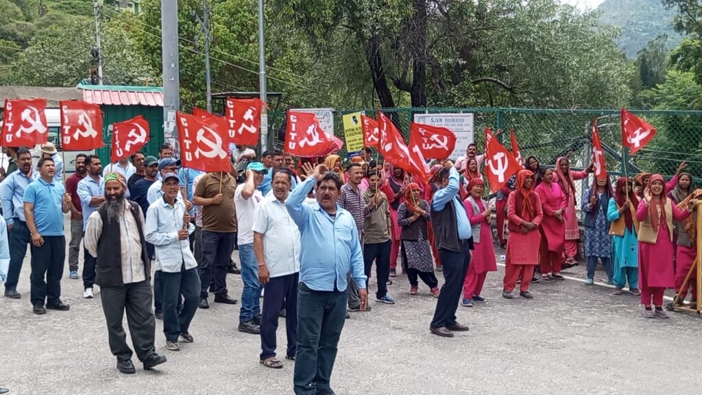 SJVN: एसजेवीएन की 1500 और 412 मेगावाट परियोजनाओं में संविदा कर्मचारियों का धरना जारी