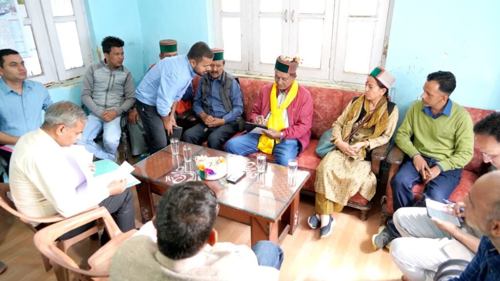 Kinnaur: कल्पा में राजस्व मंत्री जगत सिंह नेगी की समीक्षा बैठक, लंबित कार्य समयबद्ध पूरा करने के निर्देश