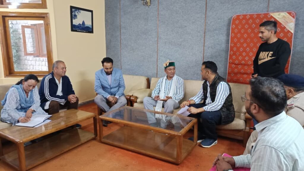 Rampur Bushahr: राजस्व व बागवानी मंत्री जगत सिंह नेगी ने सराहन में पंचायत प्रतिनिधियों से की मुलाकात, जन समस्याएं सुनी