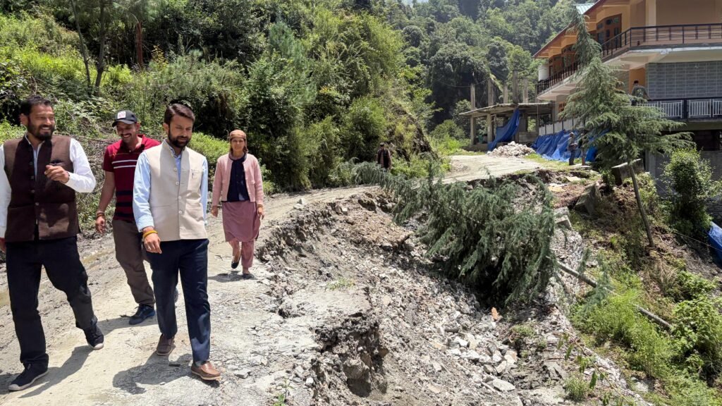 Rampur Bushahr: जगोती के पास अवरुद्ध सड़क का कौल सिंह नेगी ने लिया जायजा