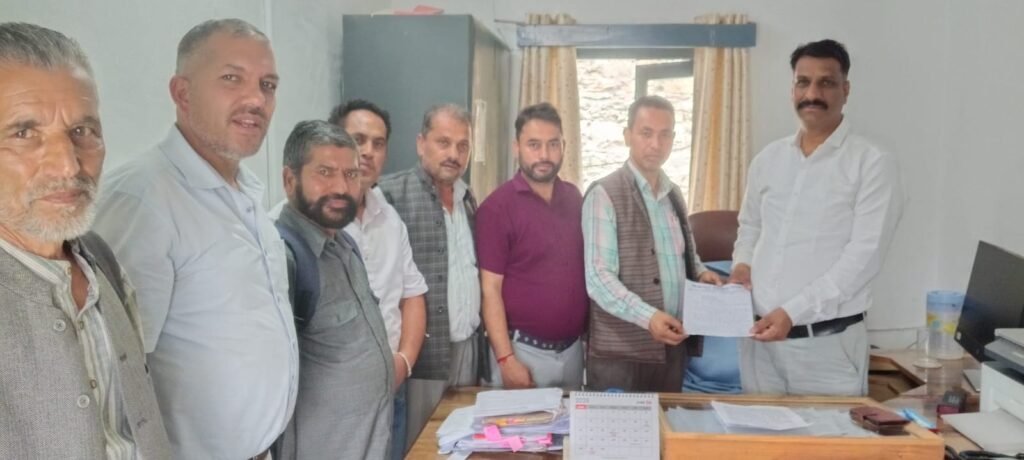 Kullu: गड्ढों में तब्दील कंडा-कतमोर सड़क, सैकड़ों ग्रामीण परेशान; 25 जुलाई तक सुधार नहीं तो आंदोलन की चेतावनी