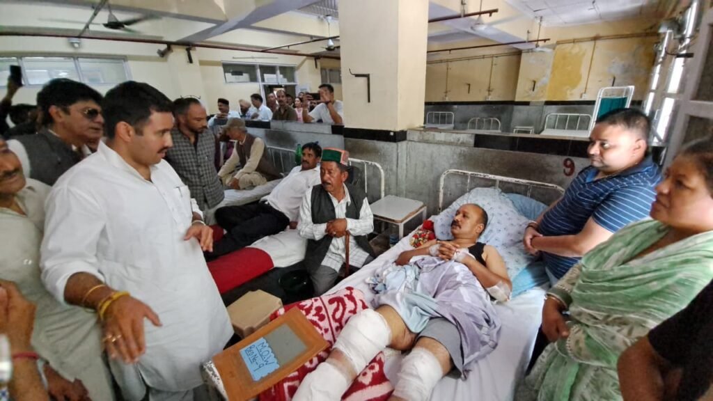 रामपुर बस हादसा: मंत्री विक्रमादित्य सिंह ने घायलों का जाना हालचाल, नई बसें उपलब्ध कराने का दिया आश्वासन
