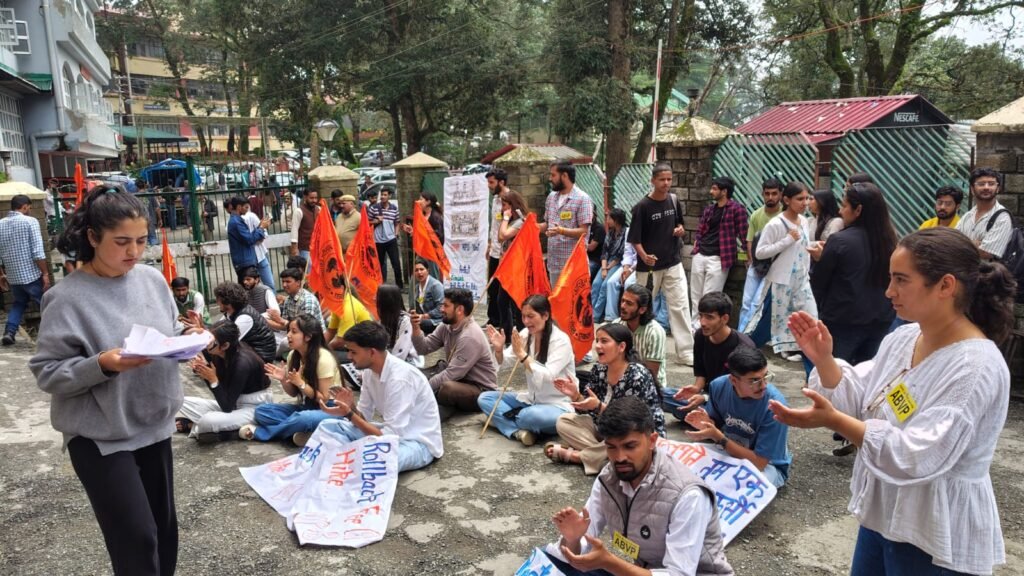 HPU Shimla में फीस वृद्धि के खिलाफ ABVP का हल्ला बोल, परिसर में आक्रोश रैली के बाद क्रमिक भूख हड़ताल शुरू