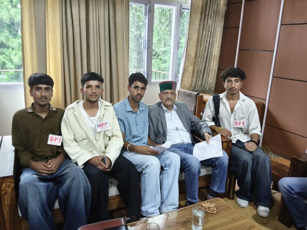 SFI रामपुर ने विधायक नंद लाल को सौंपा ज्ञापन, कॉलेज पाठ्यक्रम बहाली और बस सेवाओं की बहाली की उठाई मांग