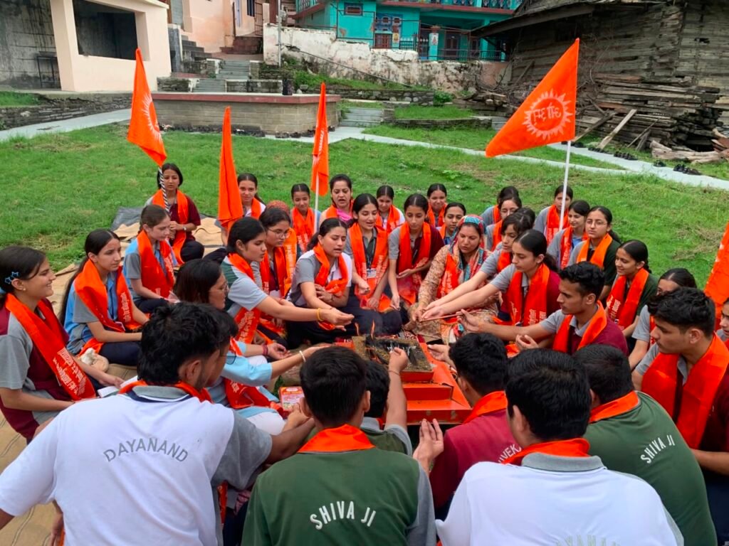 Rampur Bushahr: श्रावण मास में विद्यार्थियों ने किया हवन, ‘ॐ’ नाम के महत्व का दिया संदेश