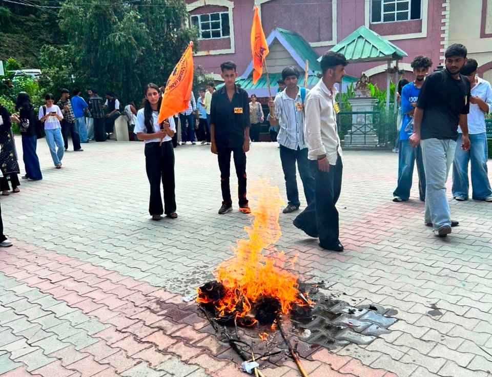 ABVP: छात्र मांगों को लेकर ABVP का आंदोलन समाप्त, कुलपति का पुतला फूंका