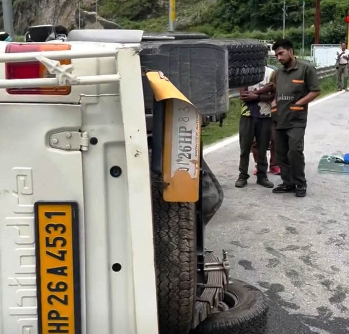 Accident: रामपुर के डेड ज्यूरी में पलटी गाड़ी पिता पुत्र घायल, ज्यूरी अस्पताल पहुंचाए