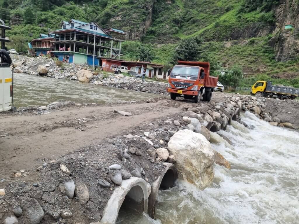 Rampur Bushahr: गानवी–क्याओ–कूट–किन्फी सड़क पर अस्थायी मार्ग से सीमित आवागमन के लिए सुरक्षा निर्देश