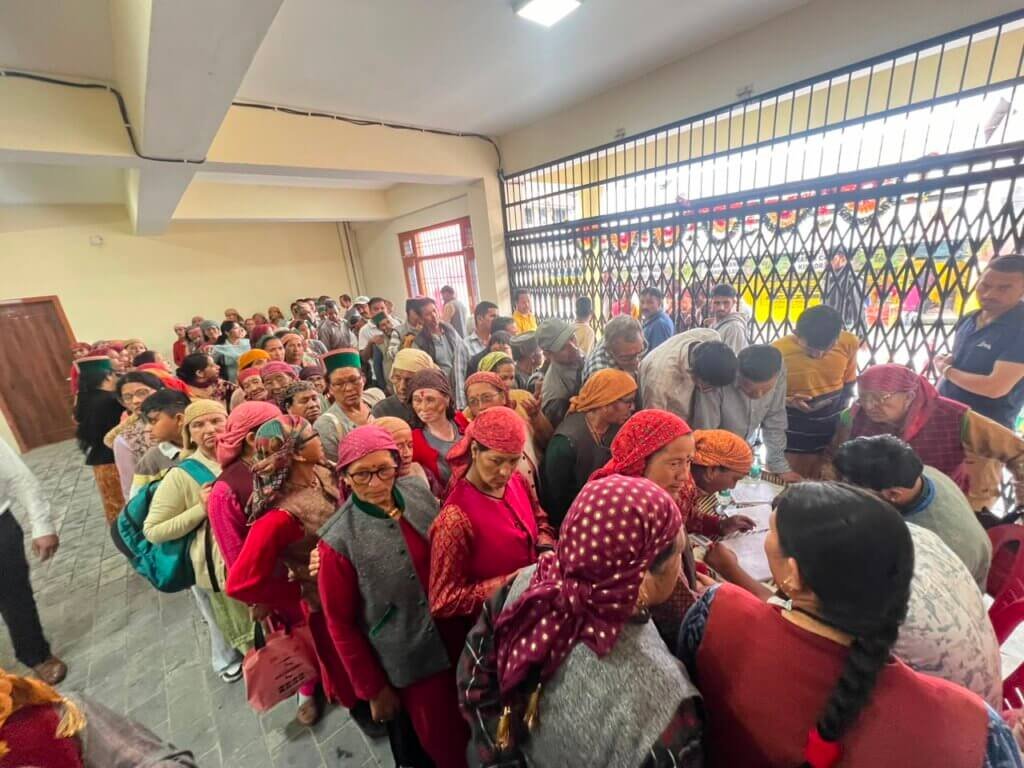 Rampur Bushahr: सराहन में स्वास्थ्य सेवा की पहल, निशुल्क शिविर में 1000 मरीजों की आंखों की जांच